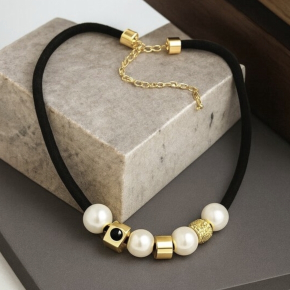 🆕️Modern Chic Pearl And Gold Bead Necklace On Leather Cord + Bonus Earrings - Picture 10 of 10